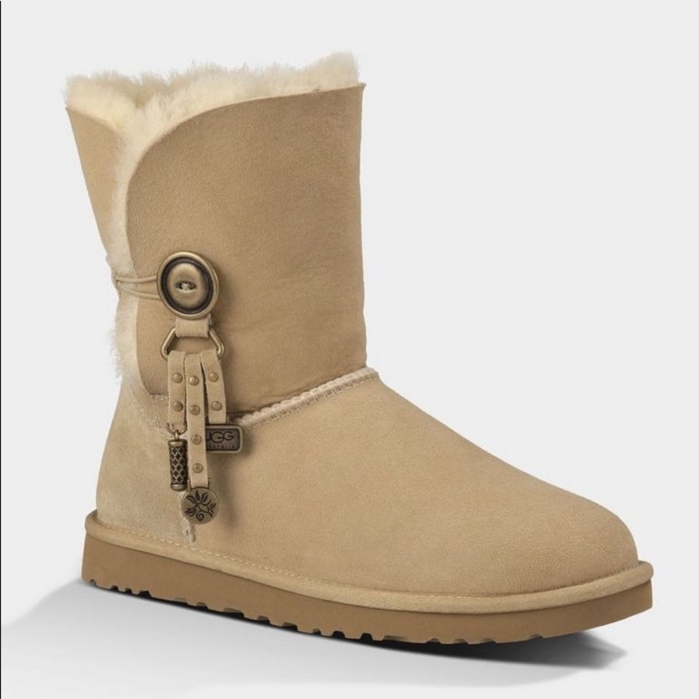 UGG | AZALEA Cozy Winter Boots in Sand (Size 6) | NEW IN BOX Condition
